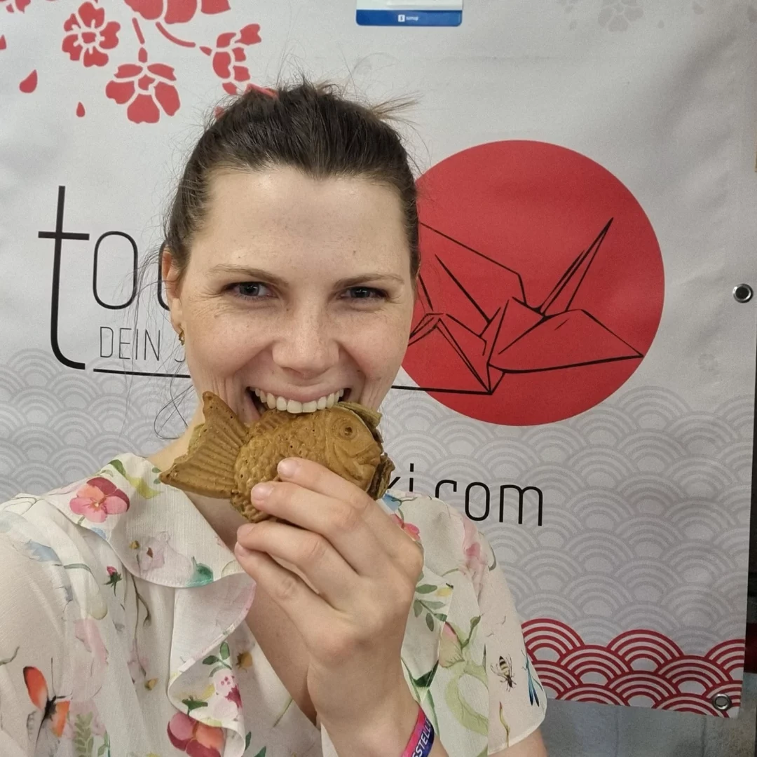 Anna isst einen Taiyaki mit Anko-Füllung auf der Animemesse Babelsberg