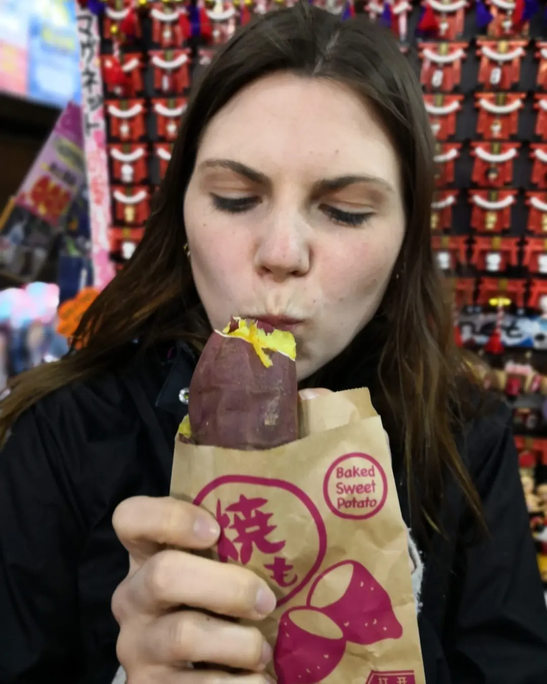 Anna isst eine japanische Suesskartoffel