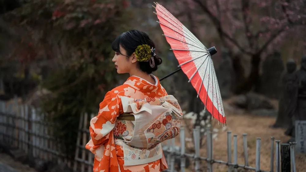 Frau im Kimono mit Fukuro Obi