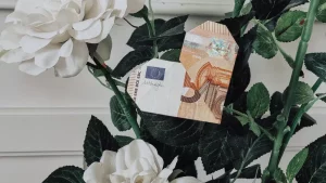 Geld-Herz an Blumen