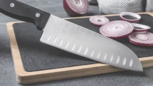 Santoku mit Zwiebel auf einem Brett