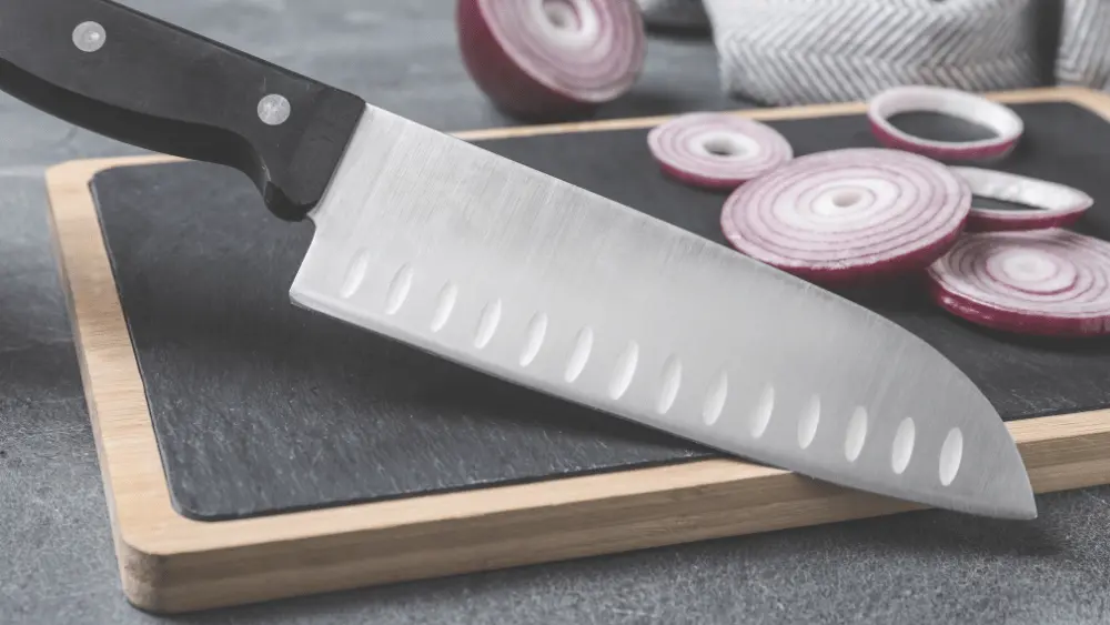 Santoku mit Zwiebel auf einem Brett