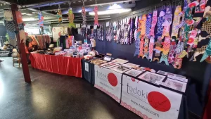Unser todoki-Stand mit Koinobori und Kimono im Hintergrund