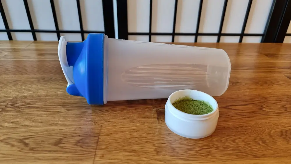Shaker für Getränke und weiße Dose mit Matcha