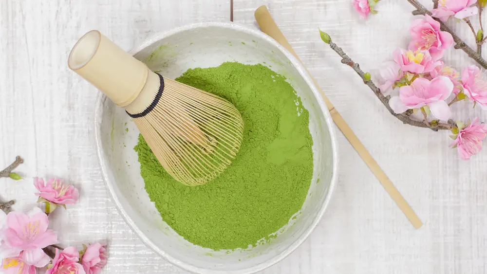 Schale mit Matcha und Besen