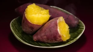 Japanische Süßkartoffel auf einem Teller