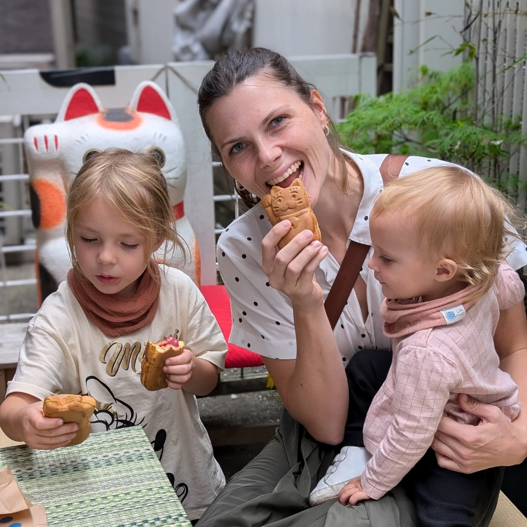 Anna, Miyako und Ayumi essen Taiyaki in Katzenform beim Gotokuji Tempel