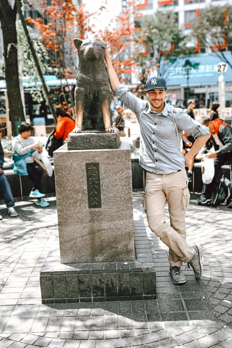 Fabi vor der Hachiko Statue an der Shibuya Kreuzung