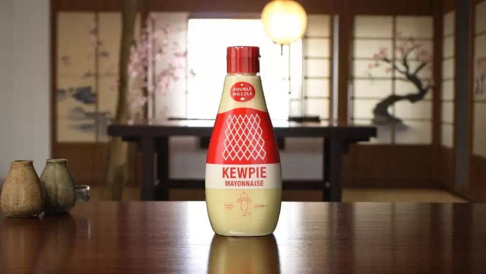 die berühmte japanische Kewpie Mayonnaise aus Japan steht auf einem Holztisch