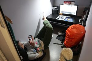 Anna im Internetcafé in Japan