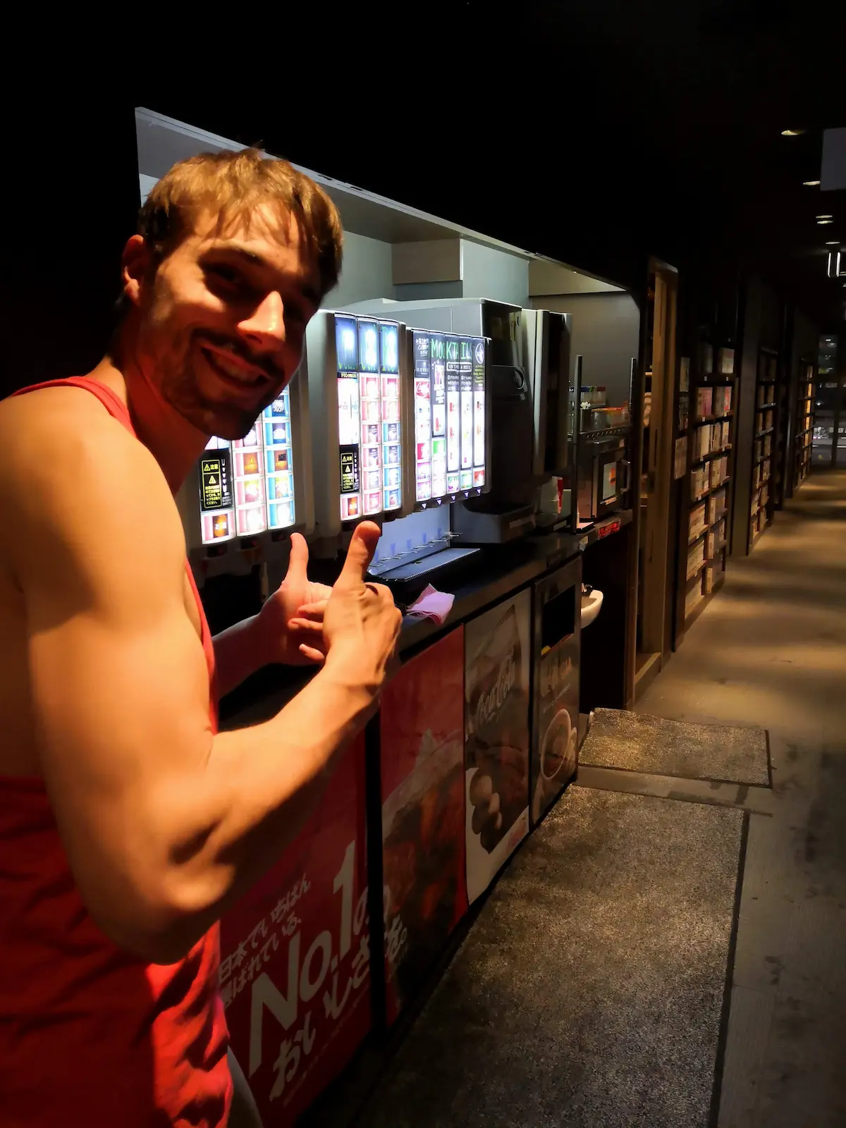 Fabi vor den Getränke- und Eis-Automaten in einem Manga-Internet-Café in Japan