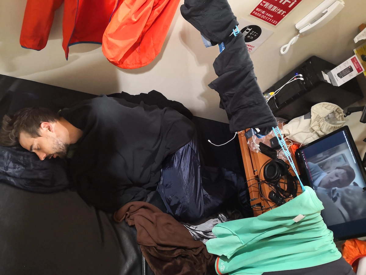 Fabi schläft in unserer Kabine in einem Manga-Café in Japan