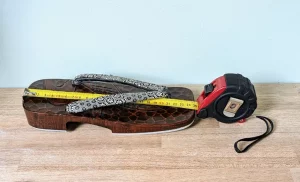 Geta mit Maßband um die japanische Schuhgröße zu ermitteln