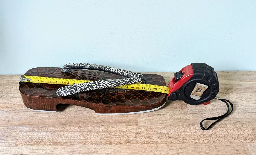 Geta mit Maßband um die japanische Schuhgröße zu ermitteln