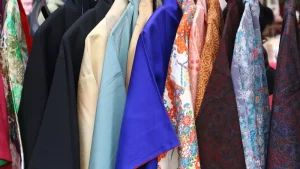 Viele Kimono hängend