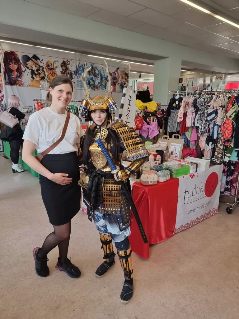 Anni von todoki mit einer japanischen Samurai Cosplayerin vor dem Stand von todoki auf der MMC Berlin