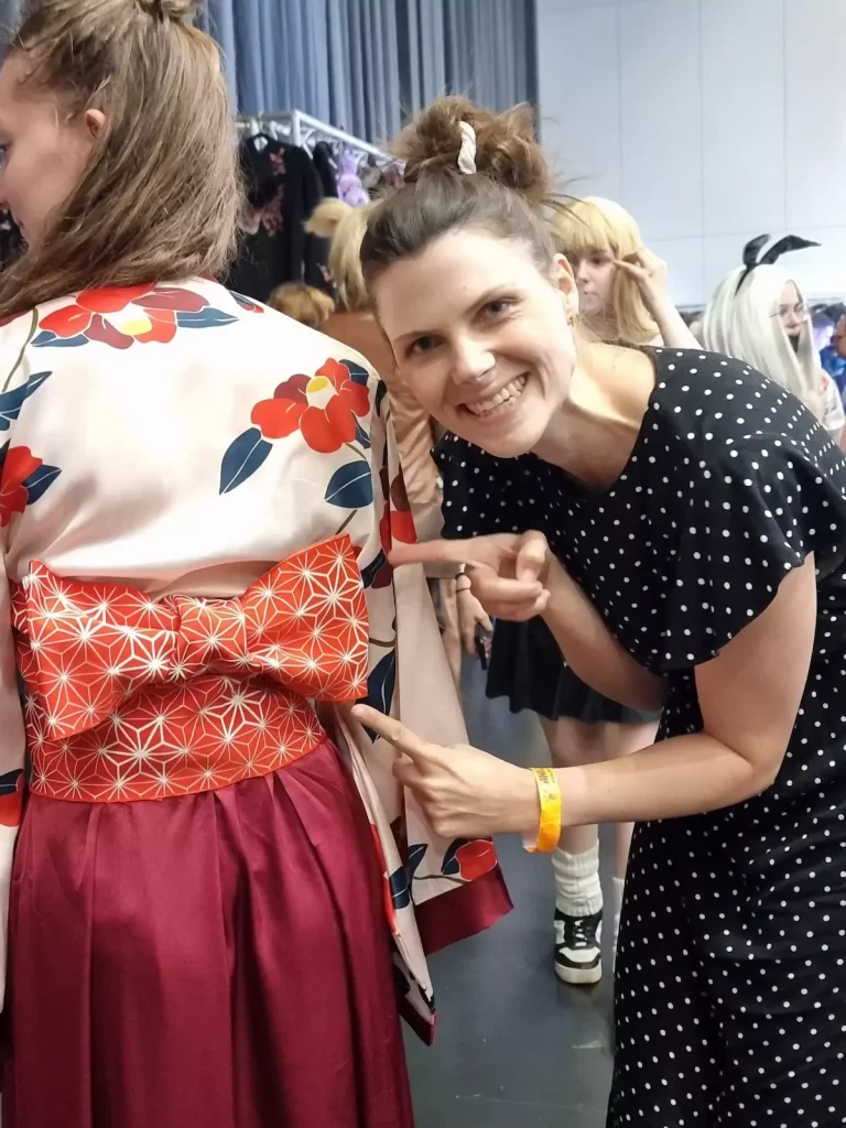 Anni von todoki hat einer Kundin den Obi zu einer Schleife auf der Animemesse Babelsberg gebunden