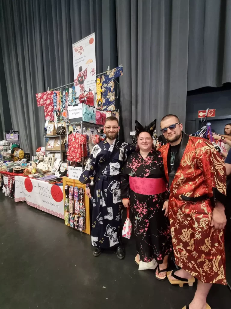 Glückliche Kunden im Yukata vor dem Stand von todoki auf der Animemesse Babelsberg