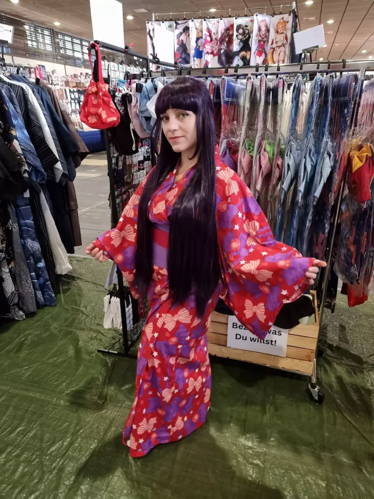 Eine wunderschöne Kundin in einem Sailor Mars Yukata am Stand von todoki auf der MEX Berlin