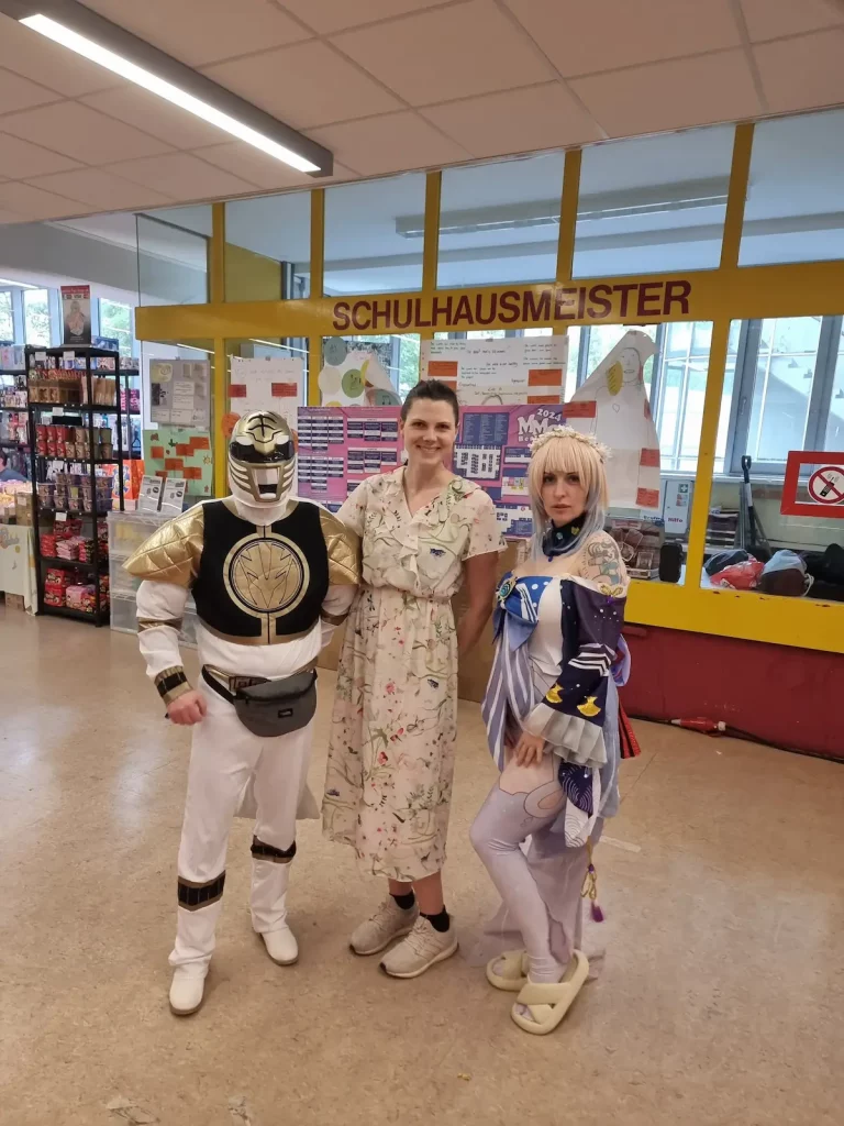 Anni auf der MMC Berlin posiert mit ein paar Cosplayern