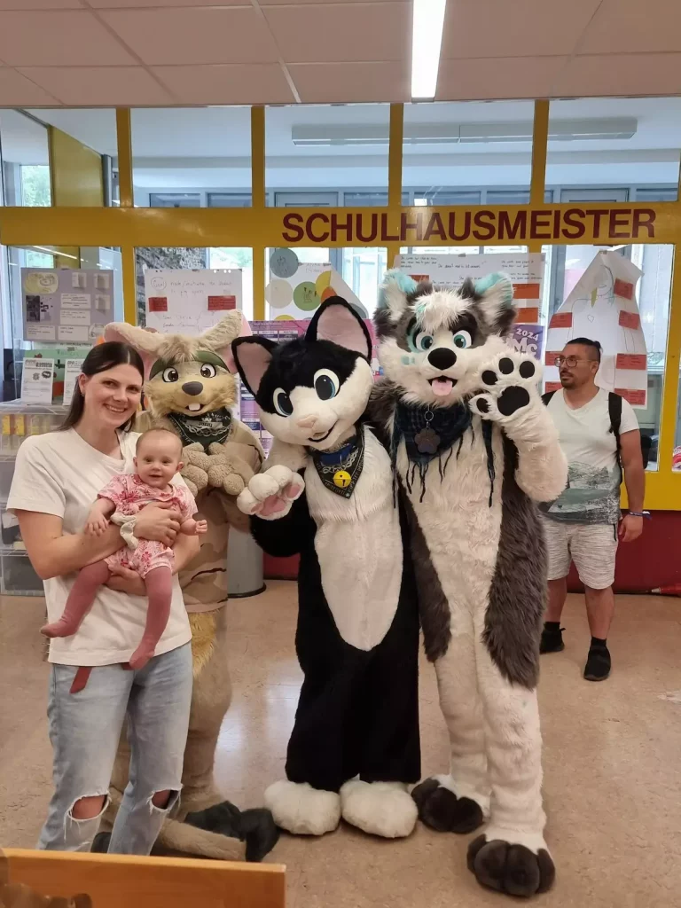 Anni und ihre Tochter Ayumi posieren mit Cosplayern auf der MMC Berlin