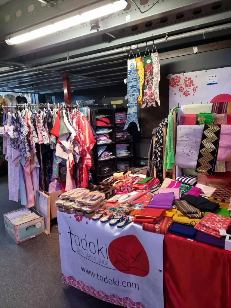 Koinobori, Kimono, Geta und Obi am Stand von todoki auf dem Japanmarkt Berlin