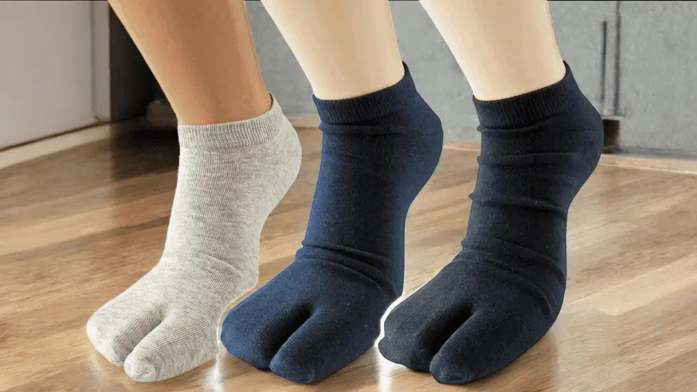 Drei Paar Tabi-Socken in den Farben Hellgrau, Blau und Dunkelblau aus Baumwolle mit geteiltem großem Zeh.