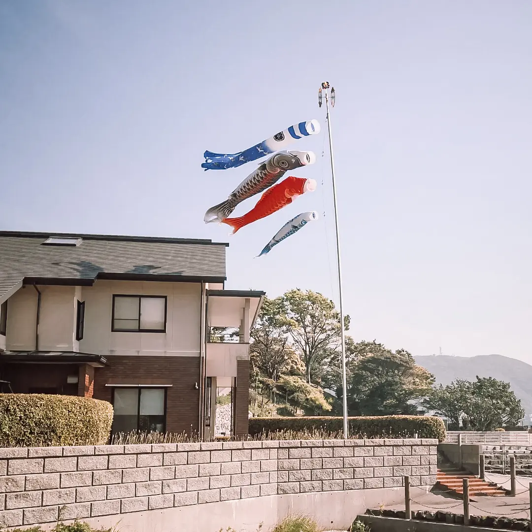 Koinobori an einem Wohnhaus in Japan zum Kindertag