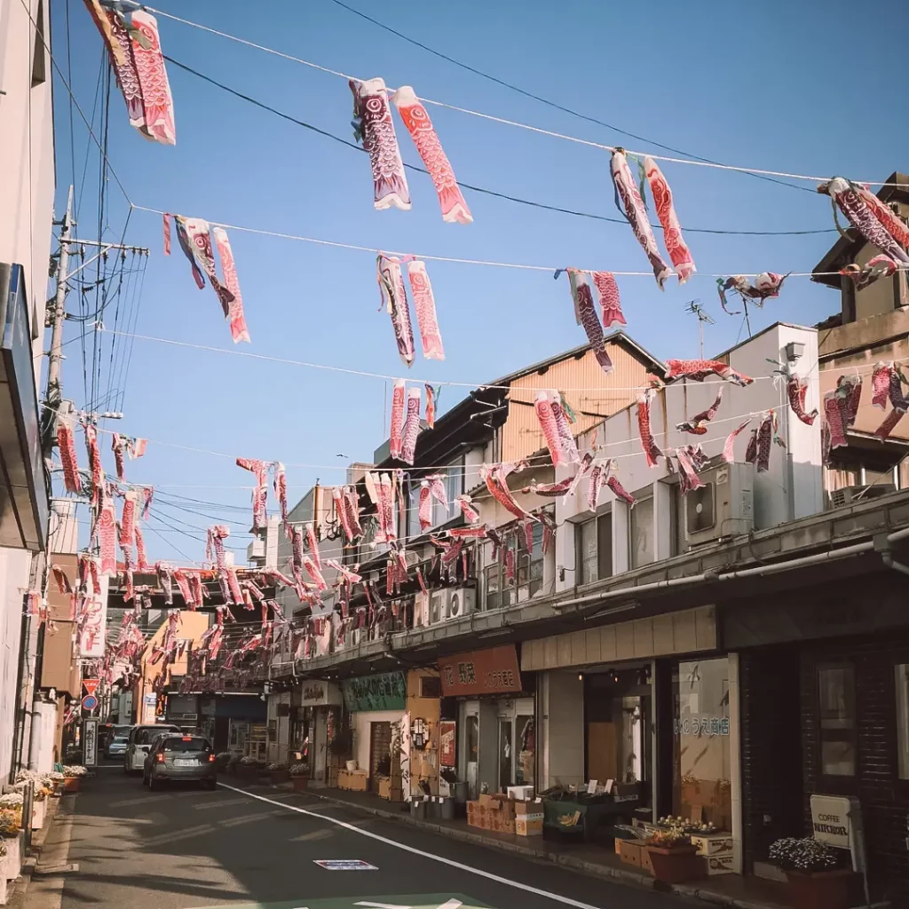 Koinobori in einer japanischen Straße während des Frühlings