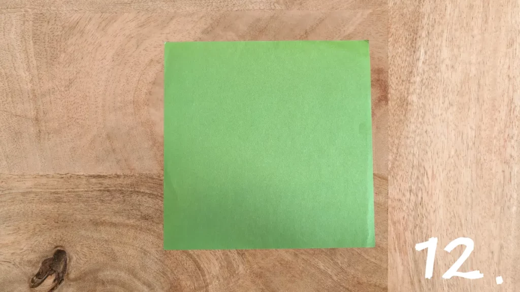 Quadratisches grünes Origami Papier für den Blütenstängel der Origami Tulpe