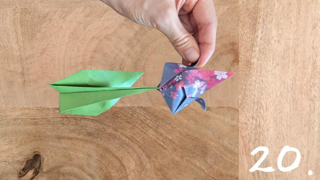 Origami Blume zusammensetzen – 3D Origami Tulpe wird auf den Stängel gesteckt