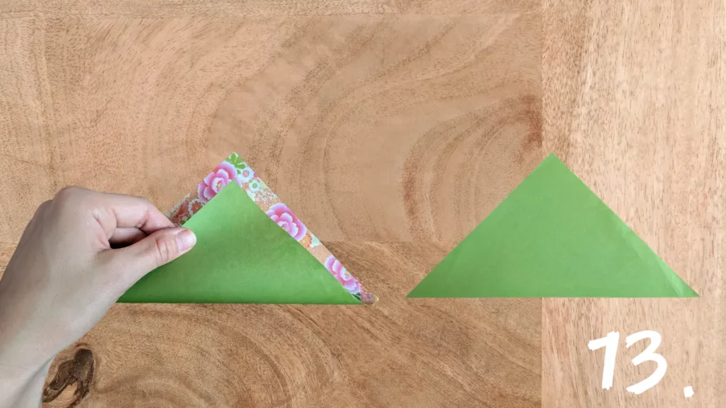 Origami Blütenstängel falten – Papier diagonal zu einem Dreieck gefaltet