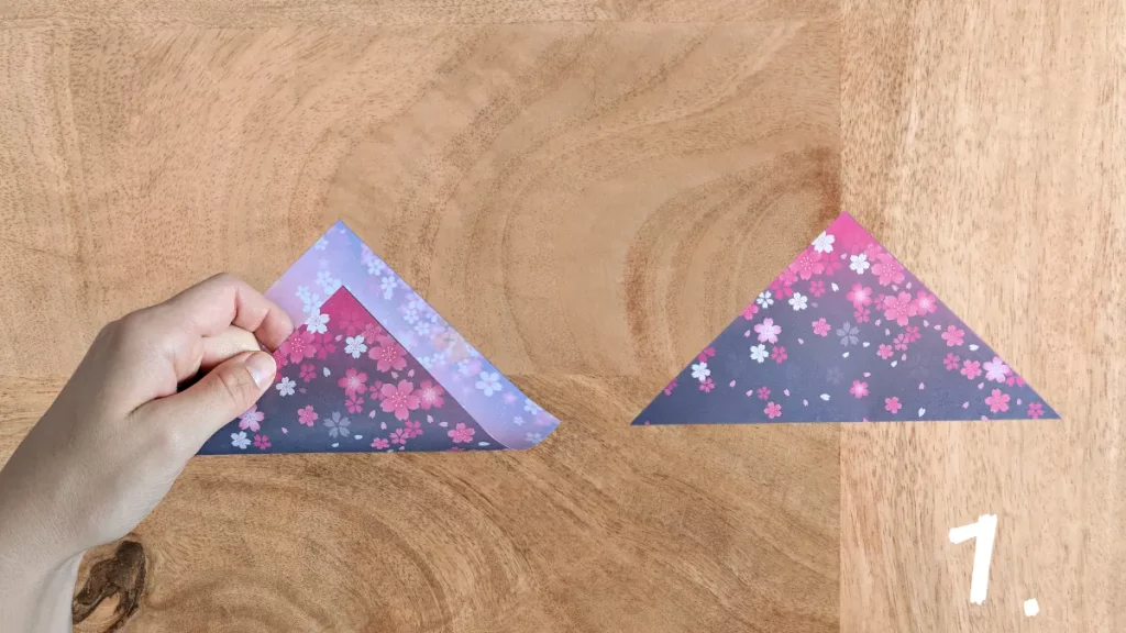 Origami Blume Schritt 1 – Papier diagonal zu einem Dreieck falten