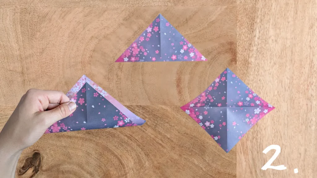 Origami Blume Schritt 2 – Dreieck erneut falten und wieder öffnen