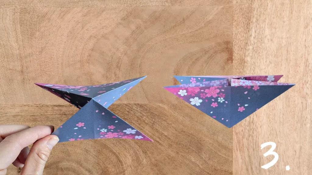 Origami Blume Schritt 3 – Papier zu einer Grundform zusammendrücken