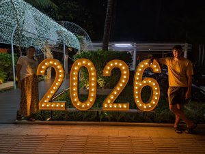 Anni links, 2026 leuchtend in der Mitte und Fabi rechts