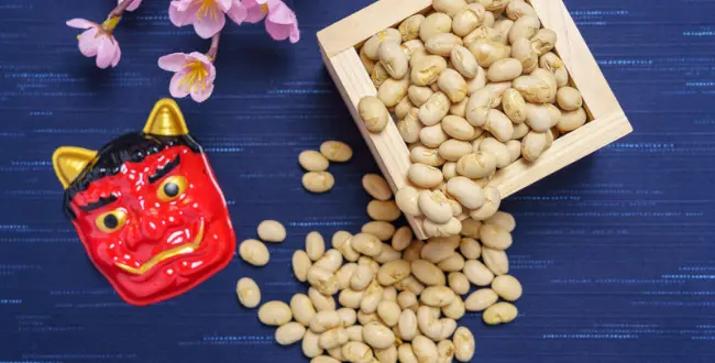 Setsubun: Teufelmaske neben Schale mit Nüssen