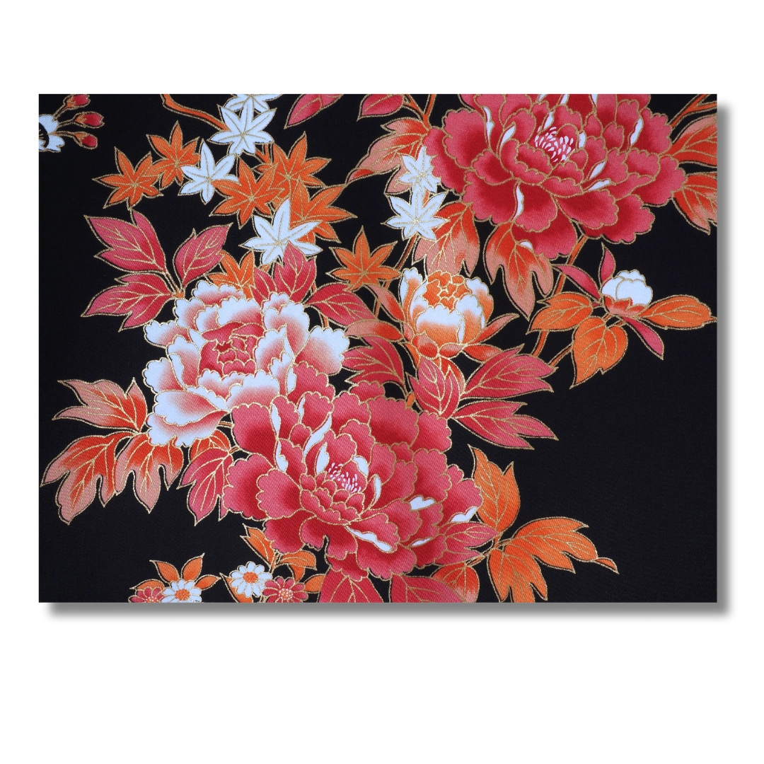 Kurzer Damen Yukata schwarz mit roten & orangenen Blumen Kurzer Damen Yukata schwarz mit roten & orangenen Blumen