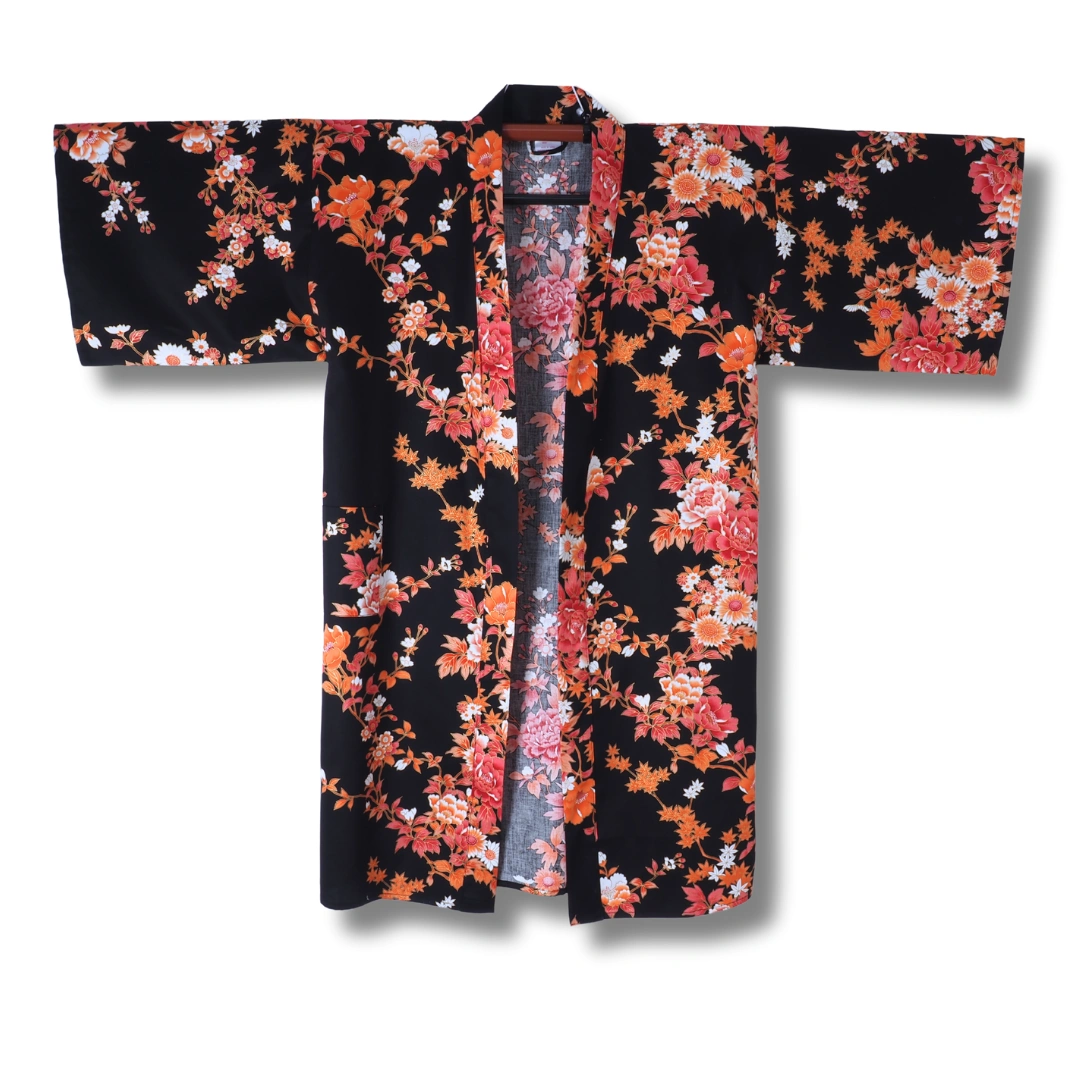 Kurzer Damen Yukata schwarz mit roten & orangenen Blumen Kurzer Damen Yukata schwarz mit roten & orangenen Blumen
