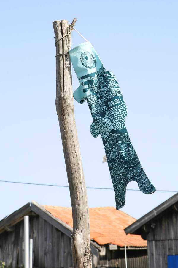Koinobori Größe S Ôshiro in Petrol hängt an einem Pfahl