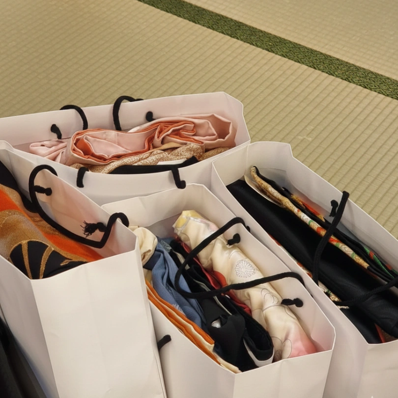 Exklusive todoki Glückstüten gefüllt mit hochwertigen japanischen Obi und Kimono