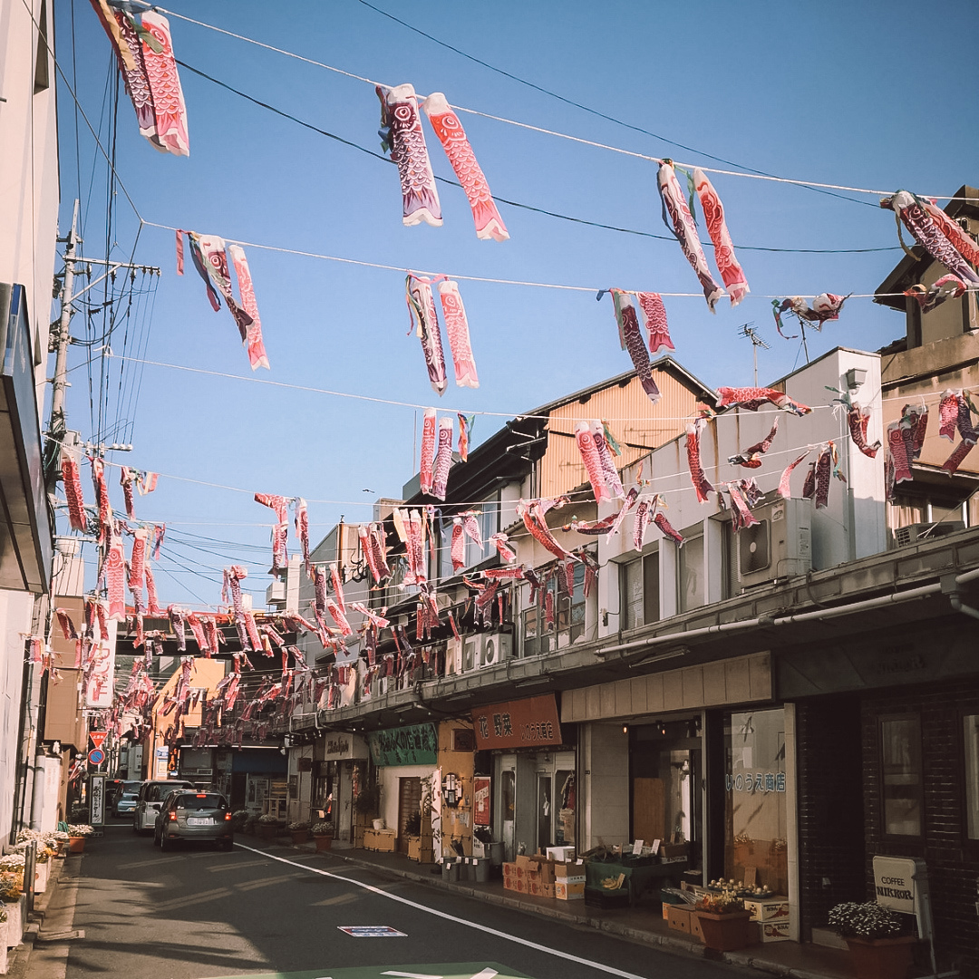 Koinobori hängen über einer Straße