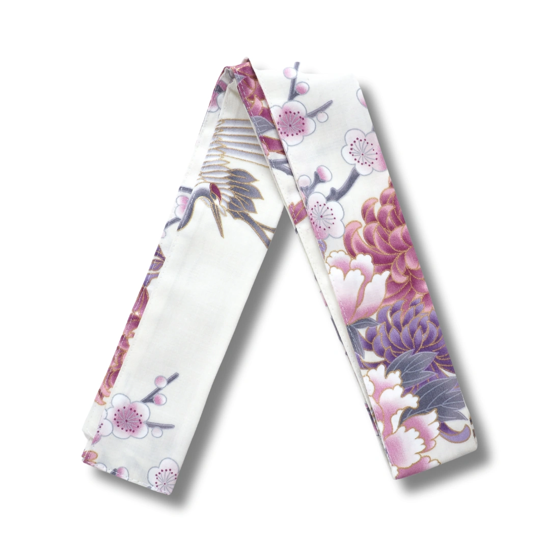 Kurzer Damen Yukata – Weiß mit lila Blüten Kurzer Damen Yukata – Weiß mit lila Blüten