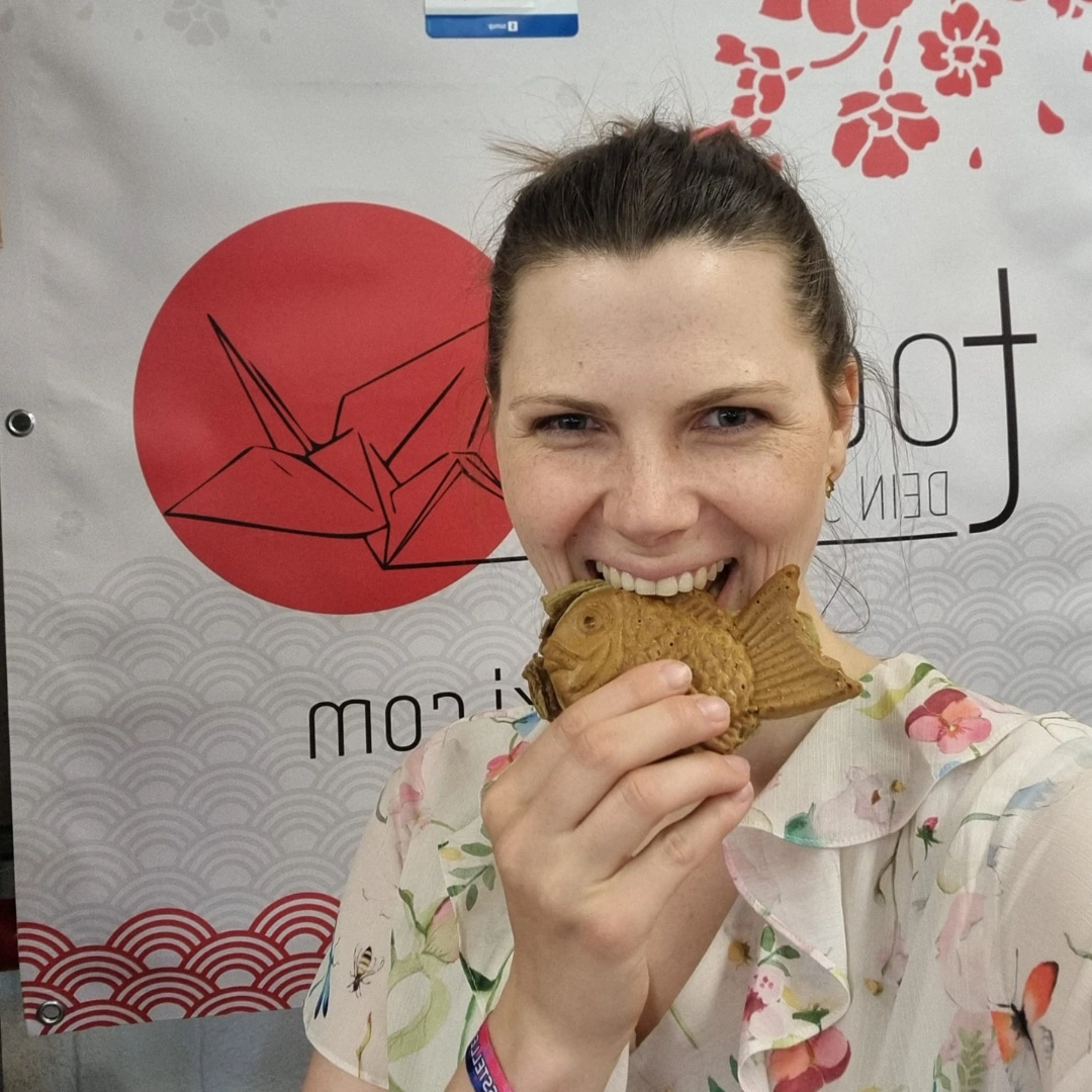 Anna isst einen Taiyaki mit Anko-Füllung auf der Animemesse Babelsberg