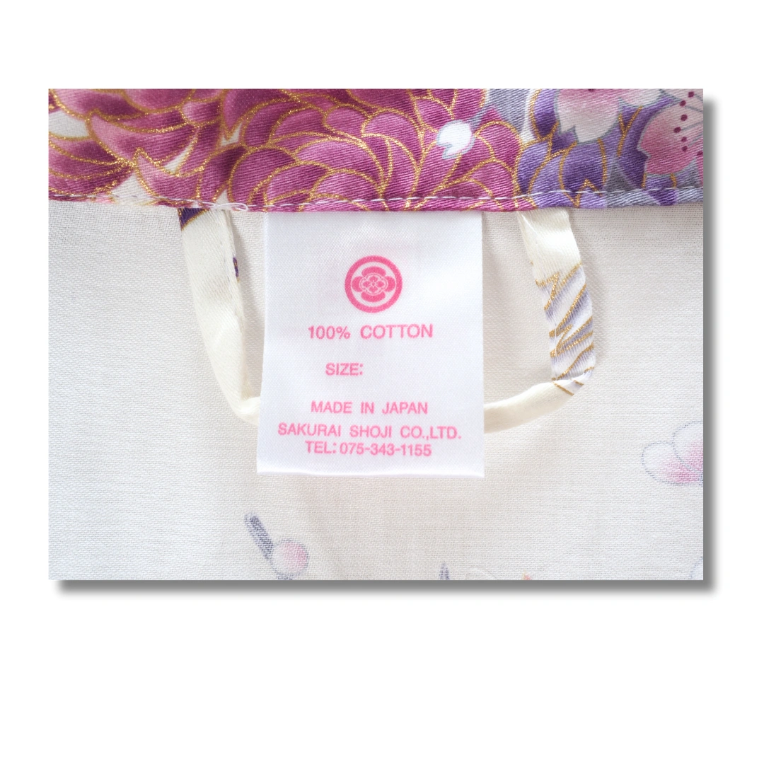 Kurzer Damen Yukata – Weiß mit lila Blüten Kurzer Damen Yukata – Weiß mit lila Blüten