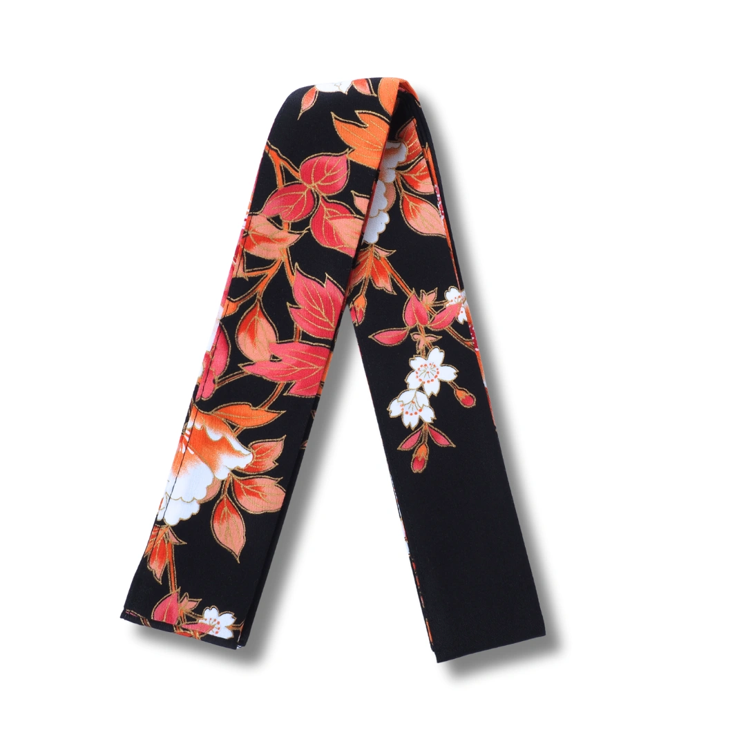 Kurzer Damen Yukata schwarz mit roten & orangenen Blumen Kurzer Damen Yukata schwarz mit roten & orangenen Blumen