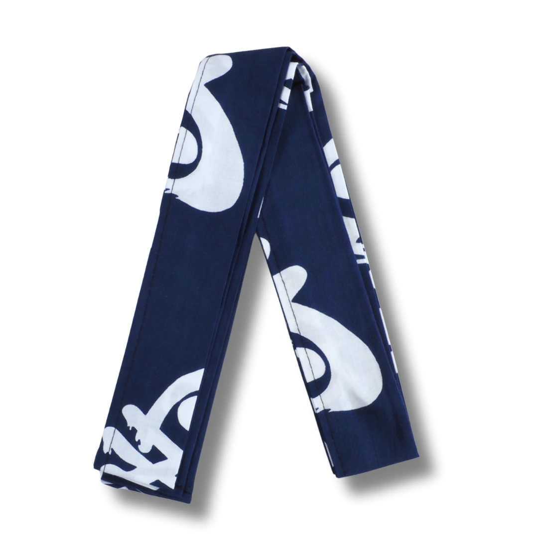 Herren Yukata kurz – Dunkelblau mit weißen Schriftzeichen Herren Yukata kurz – Dunkelblau mit weißen Schriftzeichen