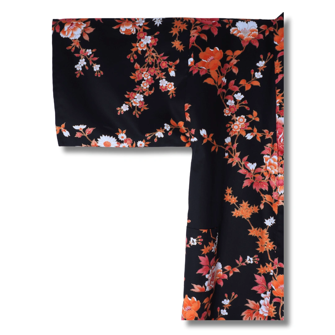 Kurzer Damen Yukata schwarz mit roten & orangenen Blumen Kurzer Damen Yukata schwarz mit roten & orangenen Blumen