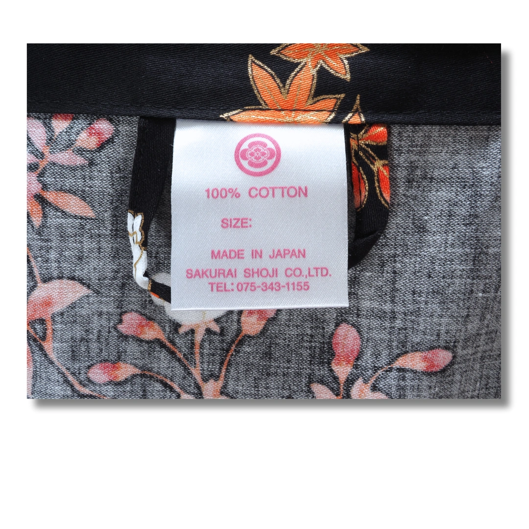 Kurzer Damen Yukata schwarz mit roten & orangenen Blumen Kurzer Damen Yukata schwarz mit roten & orangenen Blumen