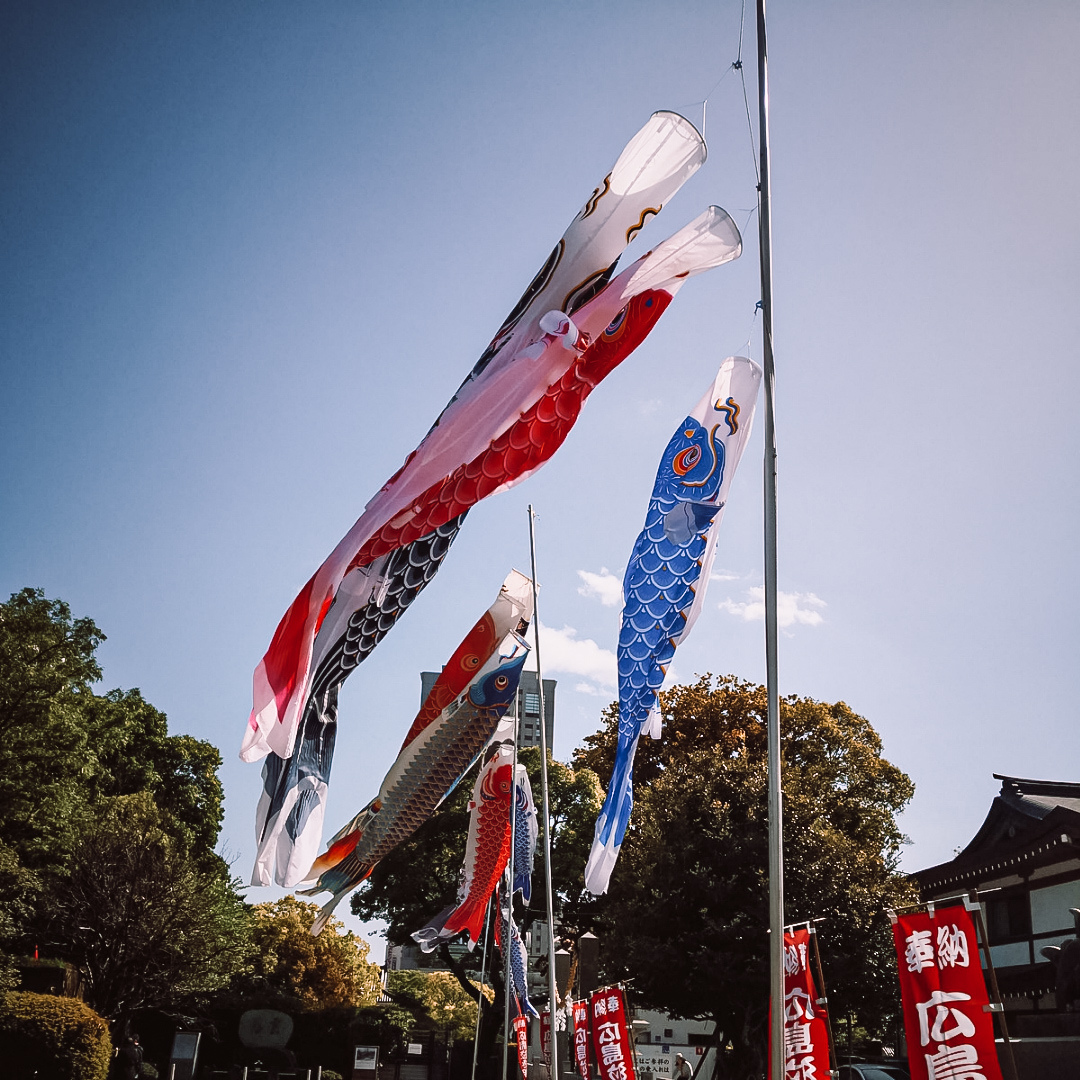 Koinobori Karpfenfahnen wehen in Japan